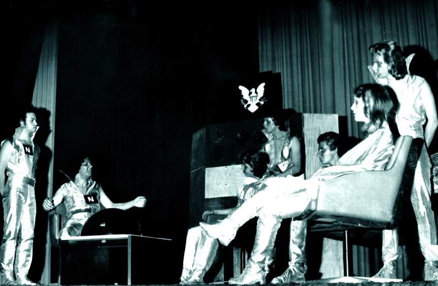 Luis Antônio Salles (Tom), Heitor Schmidt (Jim Roy), Thales Biedacha (Kerlog), Conrado Maleski Jr. (Berald), Irineu Guarnier Filho (Johnson), Lea Roos (Jane Astor) e Mauro Moraes (Dudley), na peça O Choque das Raças, no Teatro da Assembléia Legislativa, em Porto Alegre, durante apresentação no Primeiro Encontro Estadual de Teatro. (14 de Setembro de 1977)