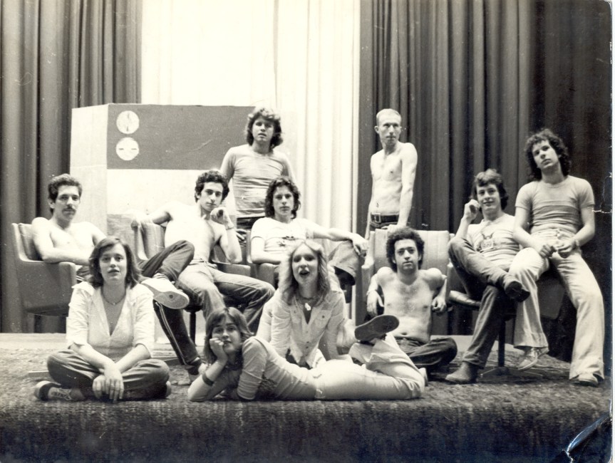 Grupo Galáxia no palco do Teatro da Assembléia Legislativa, em Porto Alegre, atual Teatro Dante Barone.Em pé, o fundo, Thales Biedacha e Lourival Lunkes. Sentados, da esquerda para a direita: Juremir Hoffmeister, Zizi Lindenmeyer, Irineu Guarnier Filho, Mauro Moraes, Luis Antônio Salles, Conrado Maleski Jr. e Heitor Schmidt. Ao centro, Lea Roos e Josete Hetzel (deitada).