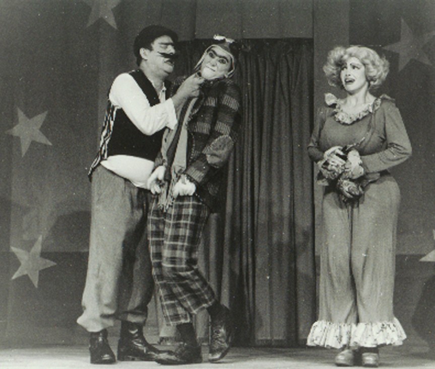 Marruá (Heitor Schmidt), Matias Cão (Lu Adams) e Boracéia (Yve Machado)