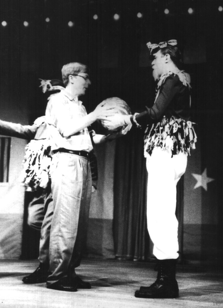 No intervalo da peça, sorteio de prêmios para a plateia. Em Ijuí o professor Edemar José Zanon ganhou uma melancia, entregue pelo General Euríclenes (Néstor Monasterio)