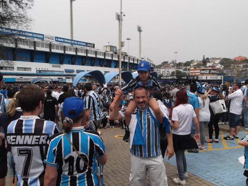 Com o filhote gremista Theo Cabral Schmidt no Abraço ao Estádio Olímpico, 15/09/2012 - Porto Alegre - RS