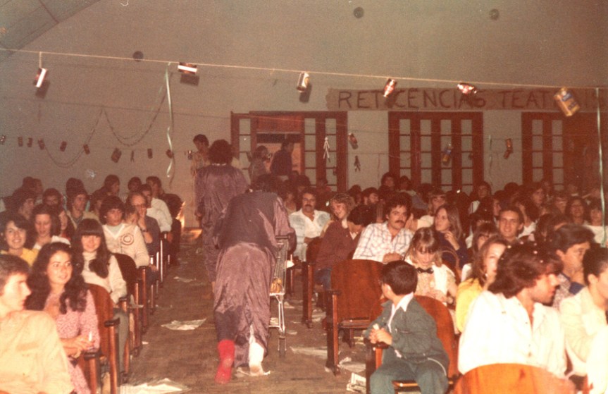Cena com o público no Auditório da Escola Annes Dias, em Cruz Alta/RS - 1979 