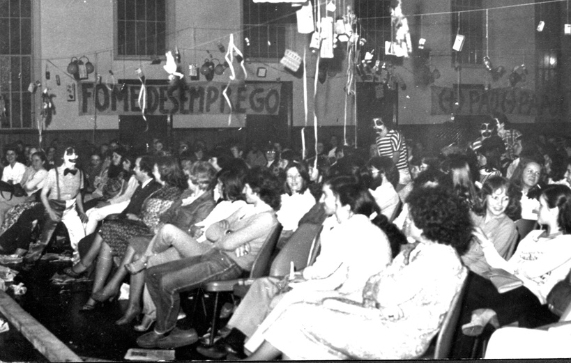 Cena com o público no Salão da Sociedade Ginástica, em Ijuí/RS – 1979
