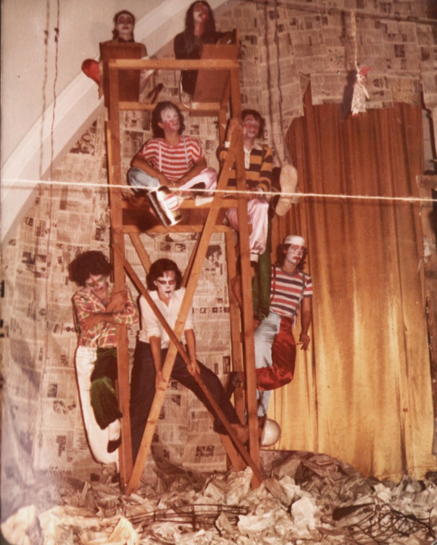 No topo do andaime: Daisy Barella da Silva e Sandra Goulart (Crespa); sentados: Heitor Schmidt e Conrado Maleski Jr.; Na parte inferior, da esq. para a dir.: Altamir da Rosa (Milo), Mauro Moraes e Thales Biedacha 