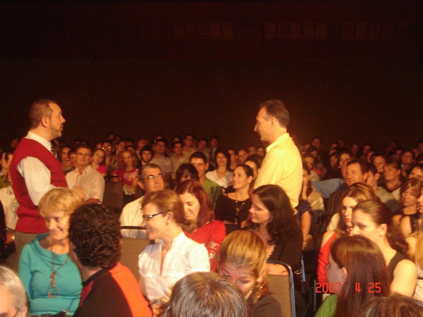 Cena "Classificados". com o público, em Lajeado, no Centro Comunitário Evangélico